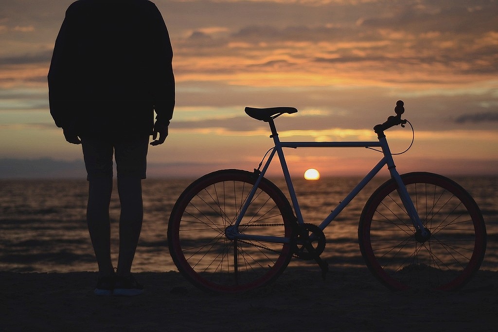 海に沈む夕日と自転車と私
