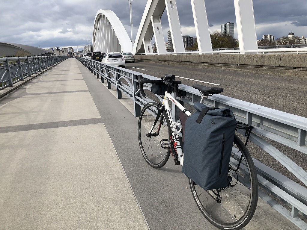 パニアバッグを使って自転車で荷物を運ぶ