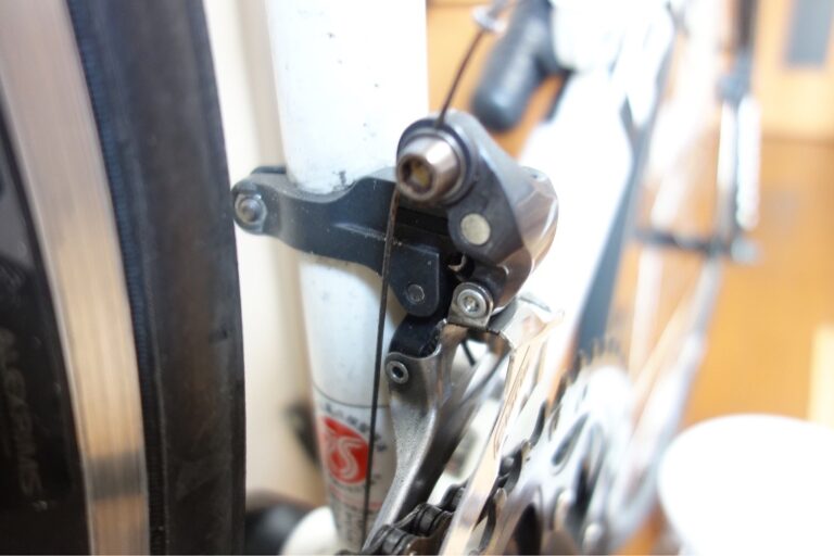 フロントディレイラーが「インナーに落ちない」原因と対処法