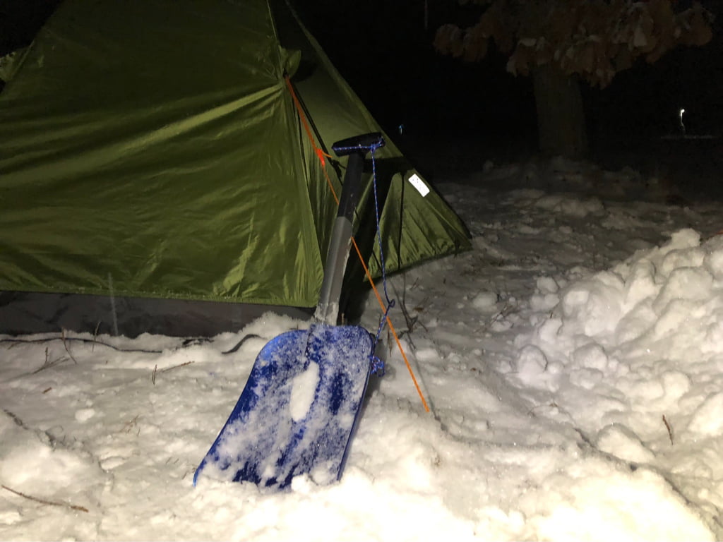 雪中キャンプ　スノーショベル